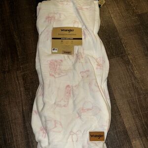 NEW WRANGLER Oversized Plush Throw Blanket Cowgirl Pink/White 60”x70”